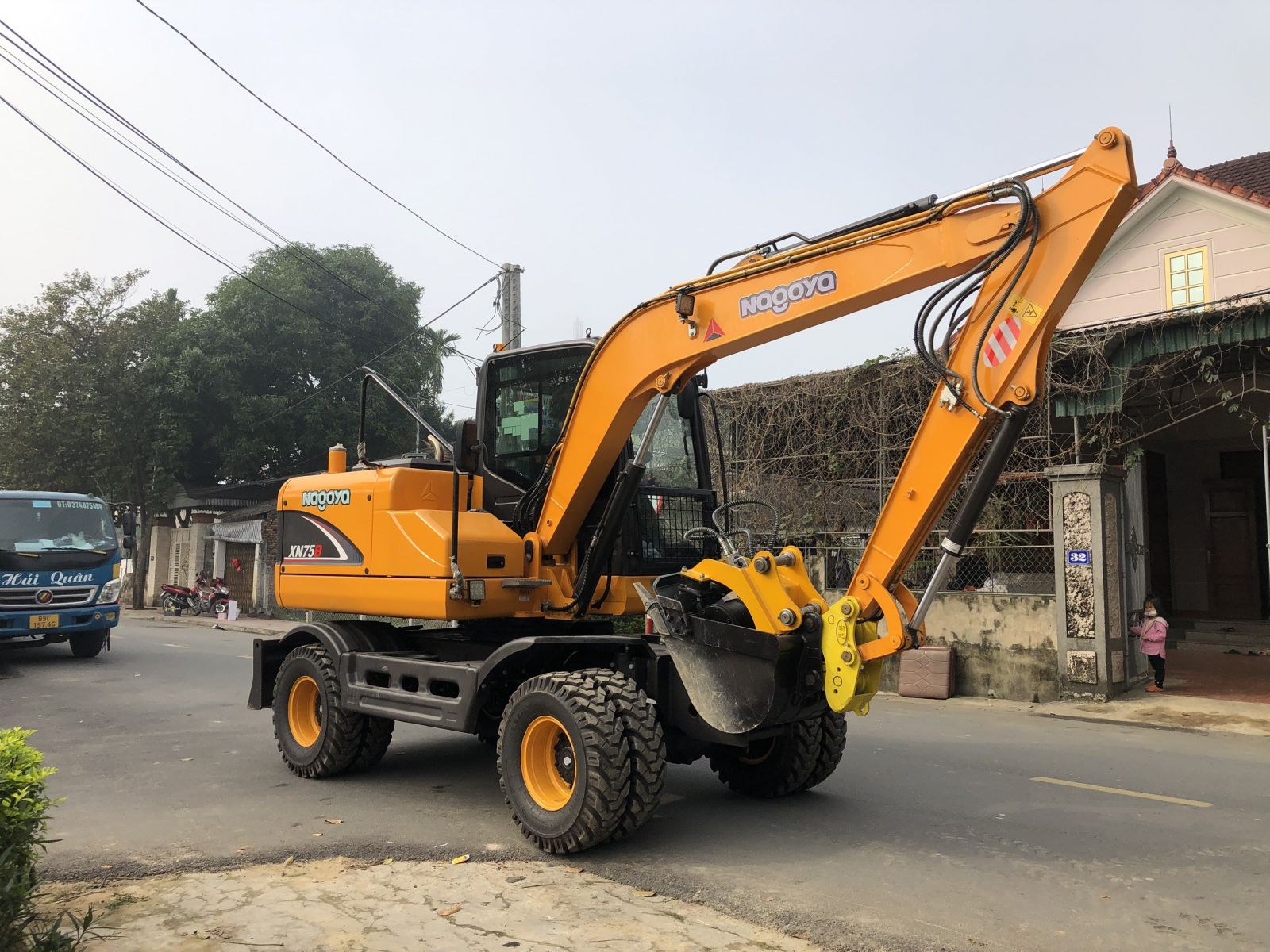 MÁY XÚC ĐÀO BÁNH LỐP GẦU 0.3m3 XN75B